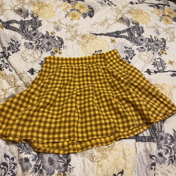 yellow and brown pleated skirt - Picture 2 of 2